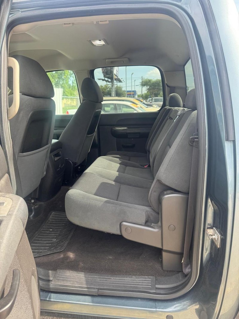 Chevrolet Silverado 2500HD Vehicle Full-screen Gallery Image 11