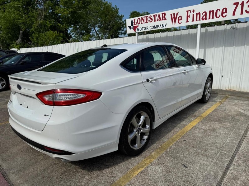 Ford Fusion Vehicle Full-screen Gallery Image 06