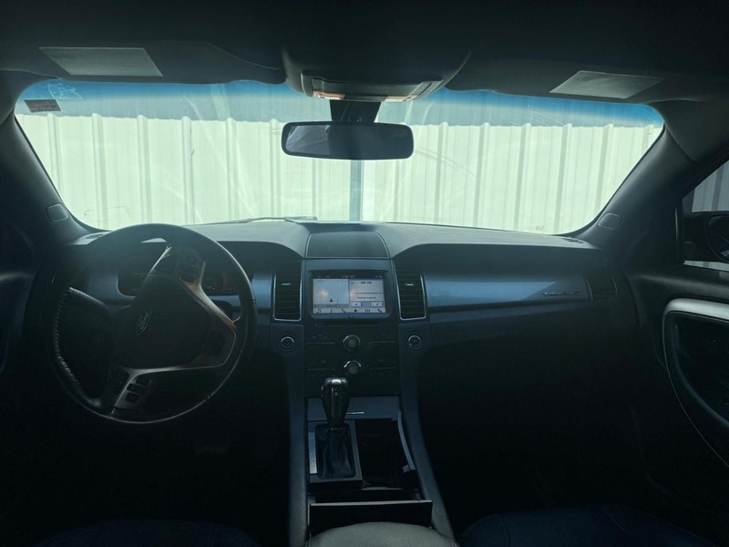 Ford Taurus Vehicle Full-screen Gallery Image 10