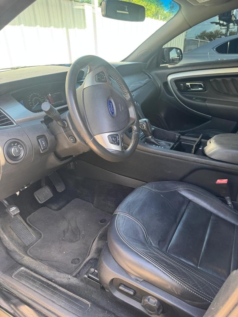 Ford Taurus Vehicle Full-screen Gallery Image 09