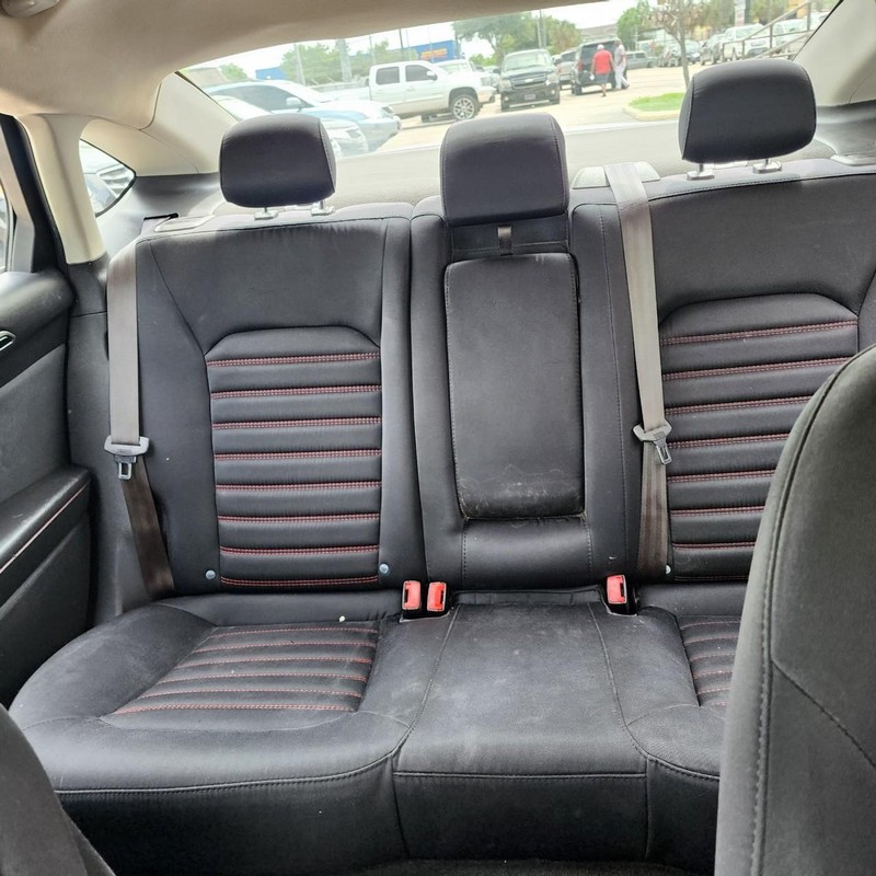 Ford Fusion Vehicle Full-screen Gallery Image 09