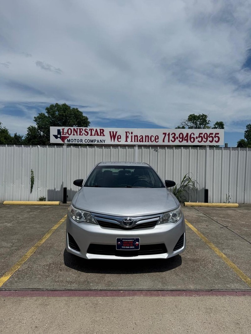Toyota Camry Vehicle Full-screen Gallery Image 03