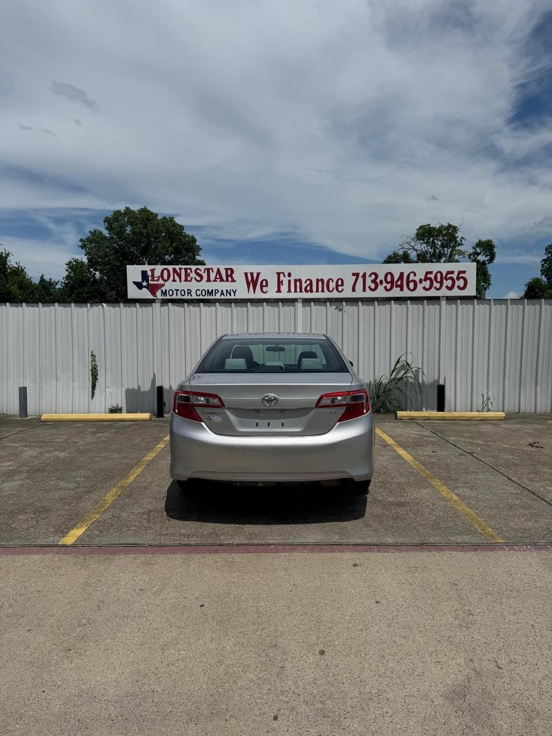 Toyota Camry Vehicle Full-screen Gallery Image 04