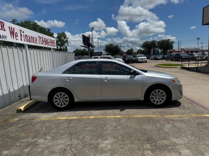 Toyota Camry Vehicle Full-screen Gallery Image 08