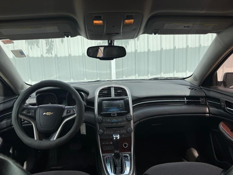 Chevrolet Malibu Vehicle Full-screen Gallery Image 09