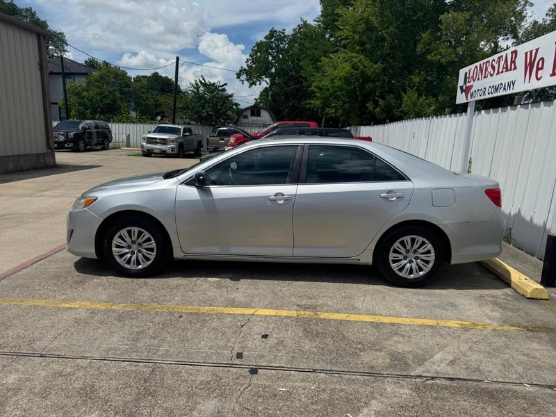 Toyota Camry Vehicle Full-screen Gallery Image 07