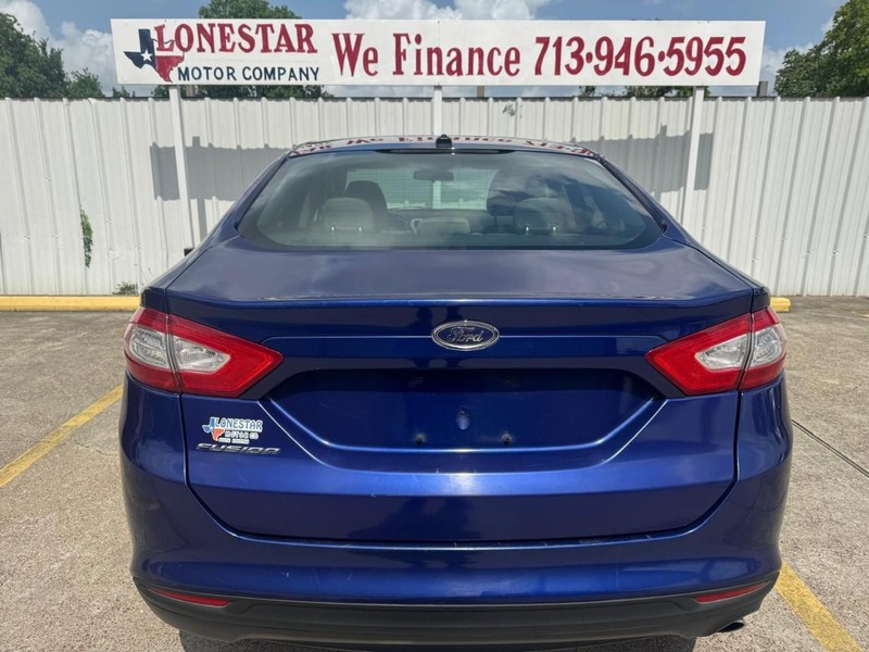 Ford Fusion Vehicle Full-screen Gallery Image 04