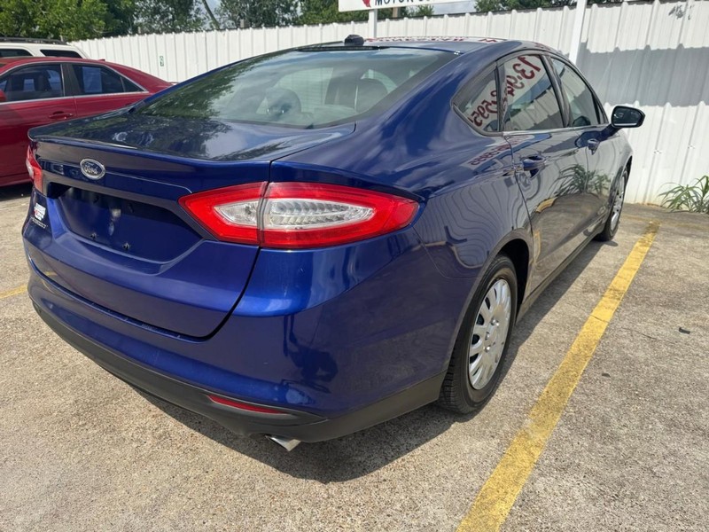 Ford Fusion Vehicle Full-screen Gallery Image 05