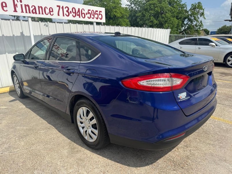 Ford Fusion Vehicle Full-screen Gallery Image 06