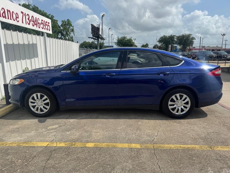 Ford Fusion Vehicle Full-screen Gallery Image 07