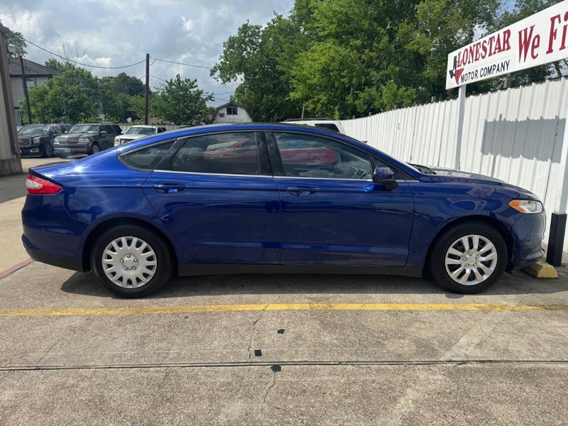 Ford Fusion Vehicle Full-screen Gallery Image 08