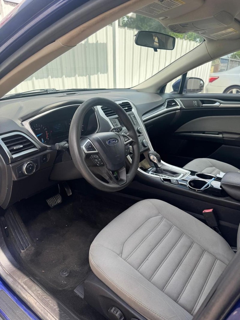 Ford Fusion Vehicle Full-screen Gallery Image 09