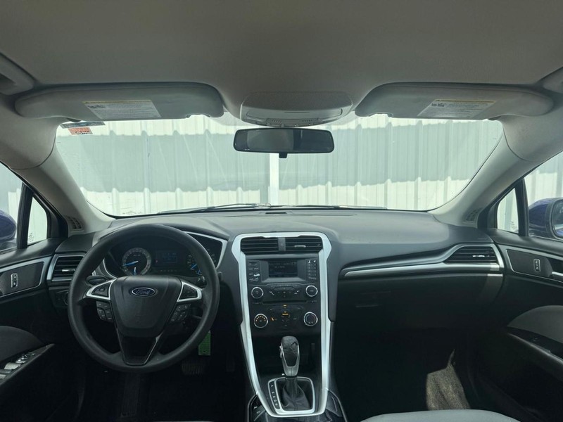 Ford Fusion Vehicle Full-screen Gallery Image 10