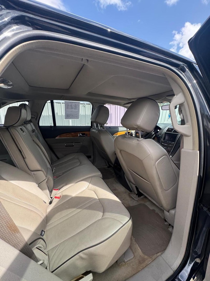 Lincoln MKX Vehicle Full-screen Gallery Image 09