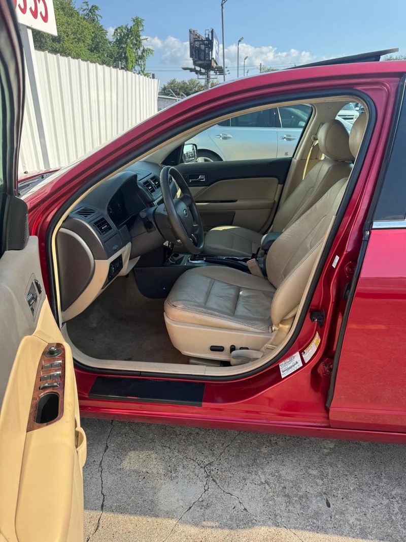 Ford Fusion Vehicle Full-screen Gallery Image 09