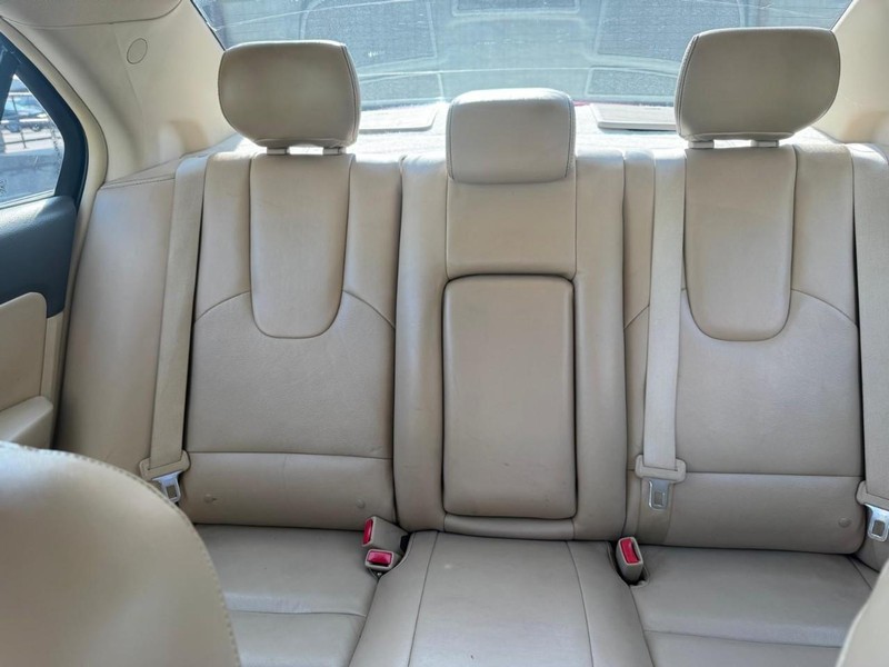Ford Fusion Vehicle Full-screen Gallery Image 12