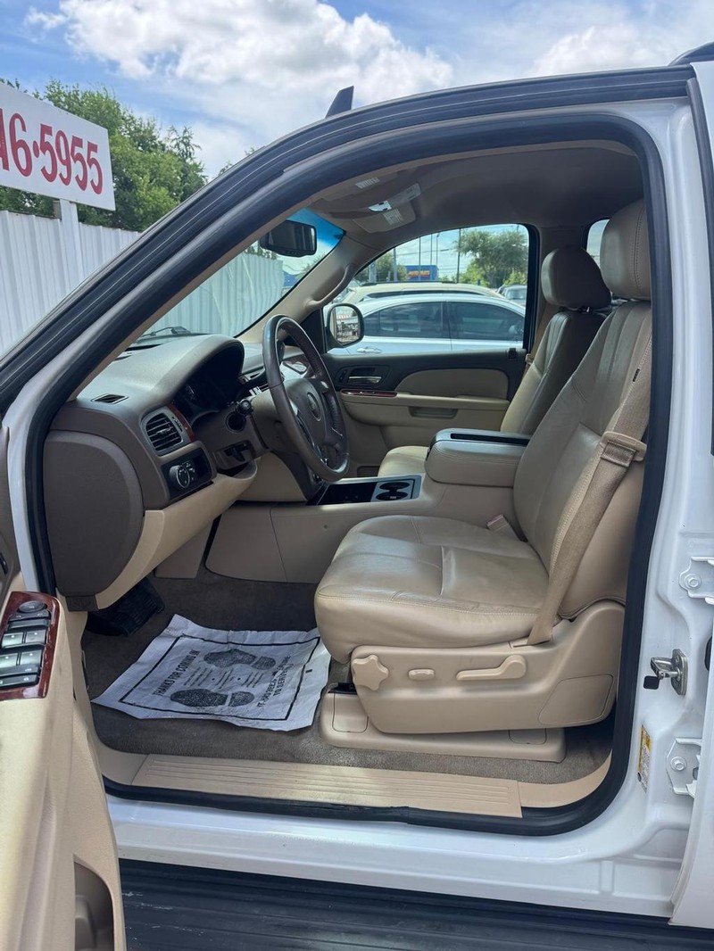 GMC Yukon Vehicle Full-screen Gallery Image 09