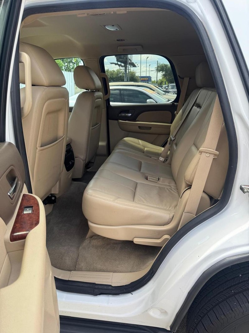 GMC Yukon Vehicle Full-screen Gallery Image 10