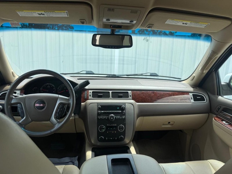 GMC Yukon Vehicle Full-screen Gallery Image 11