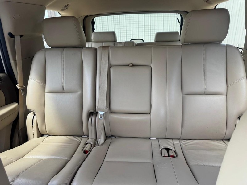 GMC Yukon Vehicle Full-screen Gallery Image 12