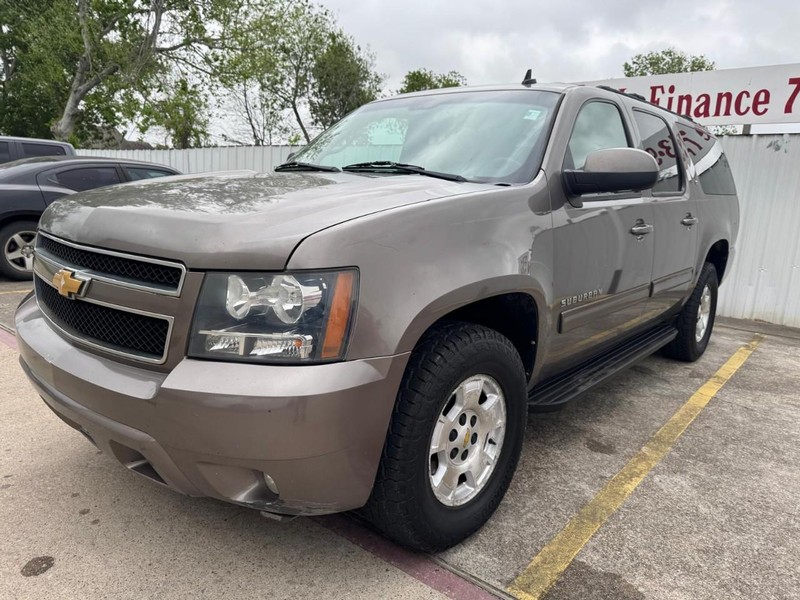 Chevrolet Suburban Vehicle Full-screen Gallery Image 02