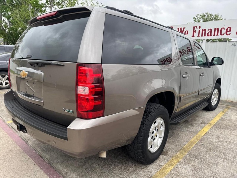 Chevrolet Suburban Vehicle Full-screen Gallery Image 05