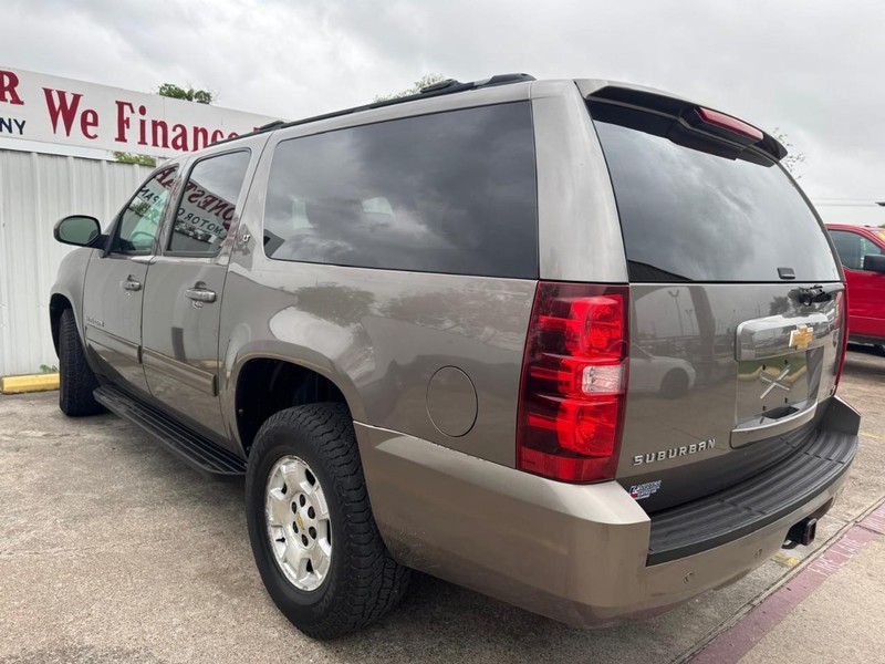 Chevrolet Suburban Vehicle Full-screen Gallery Image 06