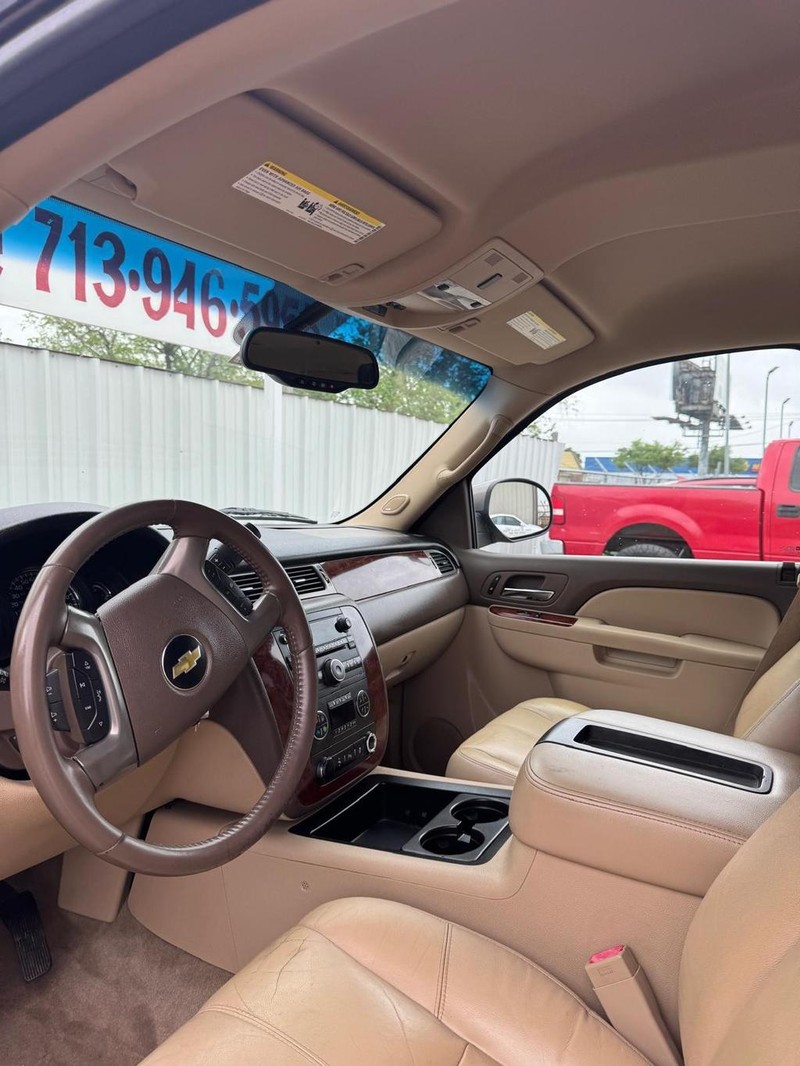 Chevrolet Suburban Vehicle Full-screen Gallery Image 08