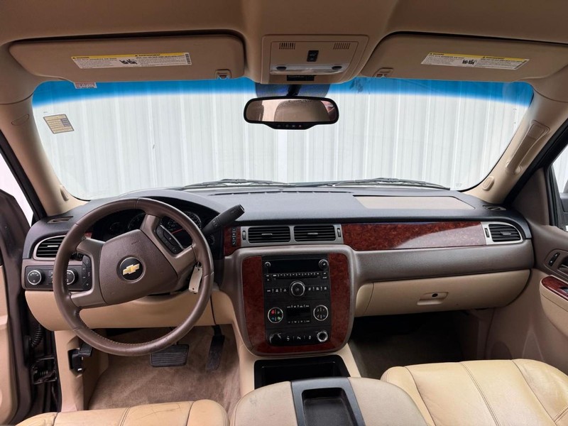 Chevrolet Suburban Vehicle Full-screen Gallery Image 09