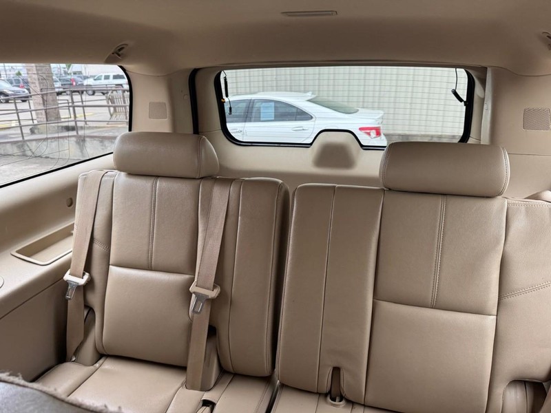 Chevrolet Suburban Vehicle Full-screen Gallery Image 10