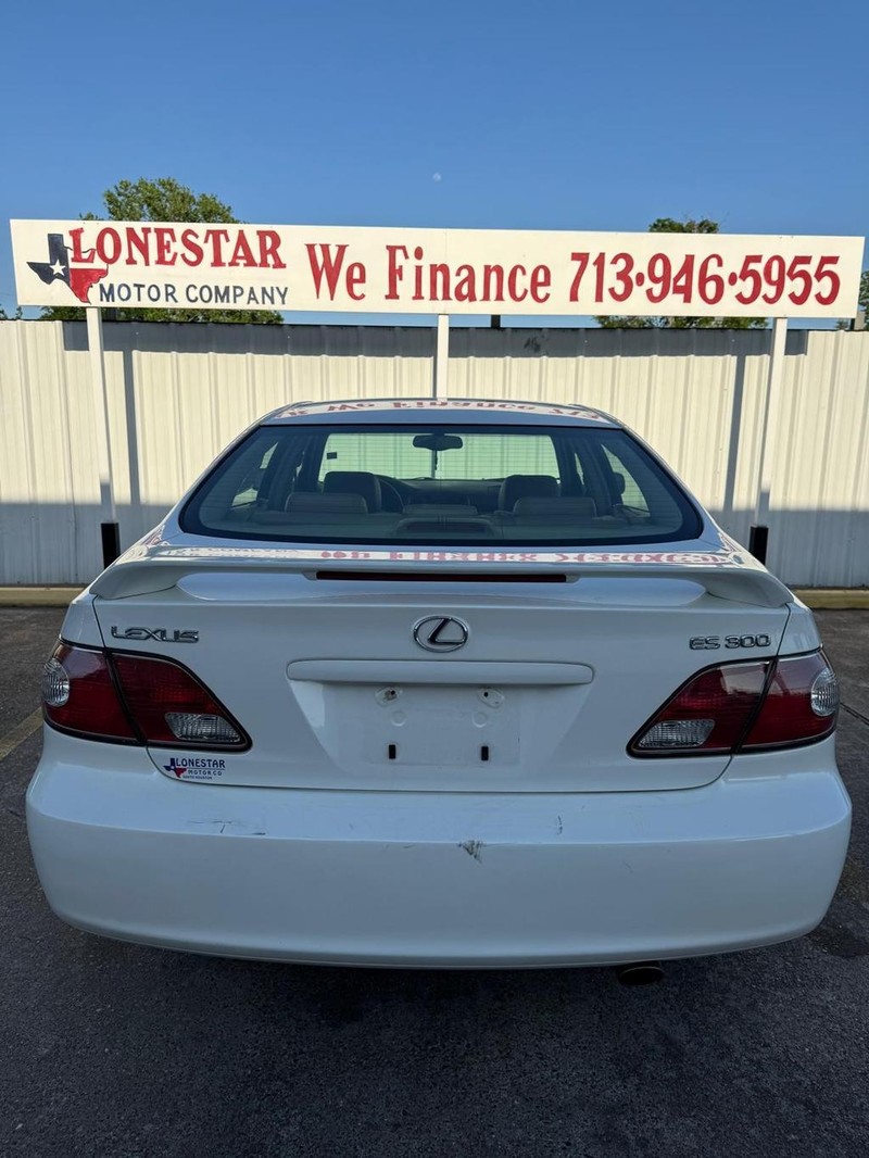Lexus ES 300 Vehicle Full-screen Gallery Image 04