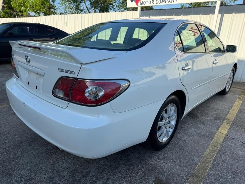 Lexus ES 300 Vehicle Full-screen Gallery Image 05