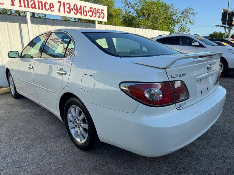 Lexus ES 300 Vehicle Full-screen Gallery Image 06