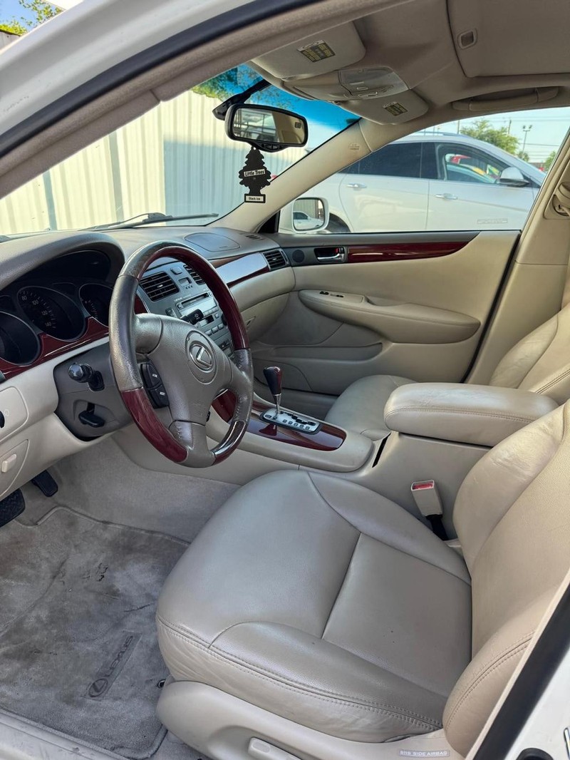 Lexus ES 300 Vehicle Full-screen Gallery Image 08