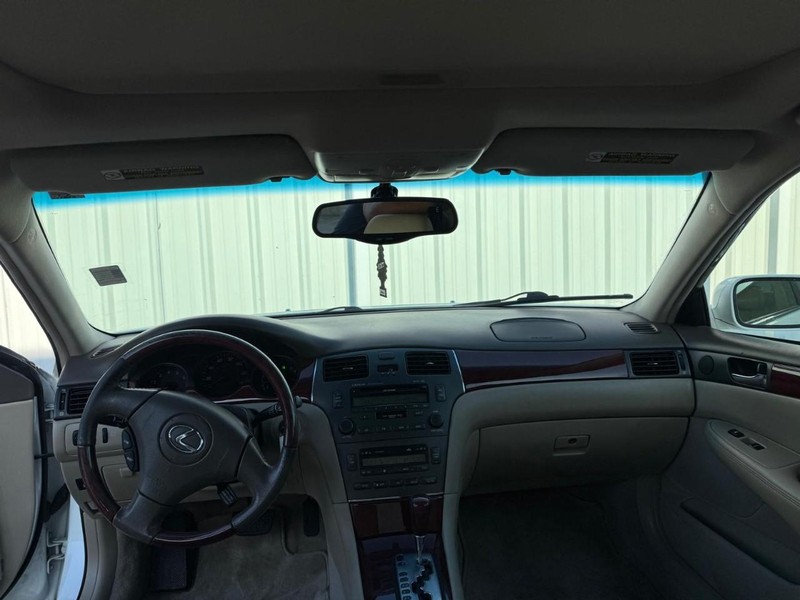 Lexus ES 300 Vehicle Full-screen Gallery Image 09