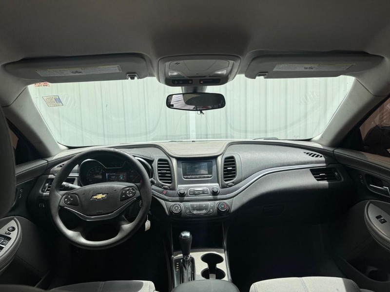 Chevrolet Impala Vehicle Full-screen Gallery Image 09