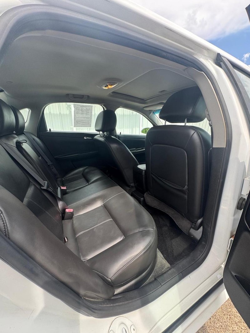 Chevrolet Impala Vehicle Full-screen Gallery Image 09