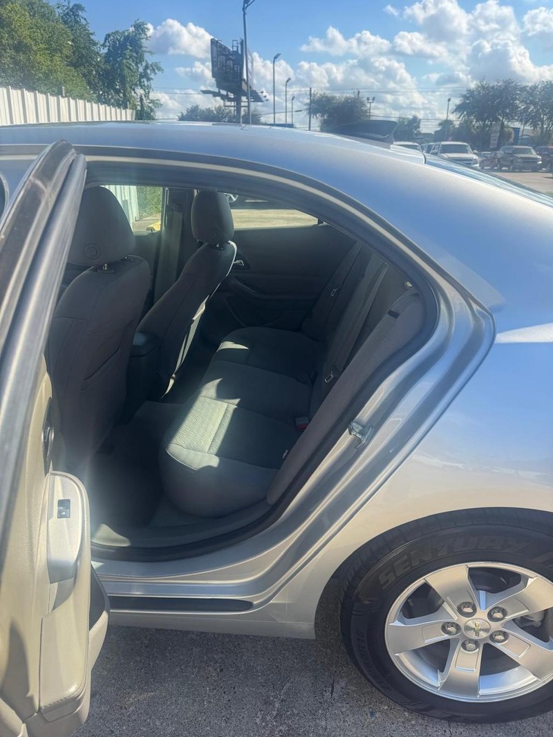 Chevrolet Malibu Vehicle Full-screen Gallery Image 12