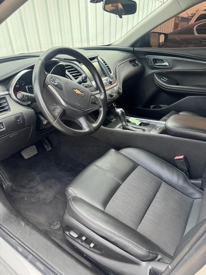 Chevrolet Impala Vehicle Full-screen Gallery Image 09