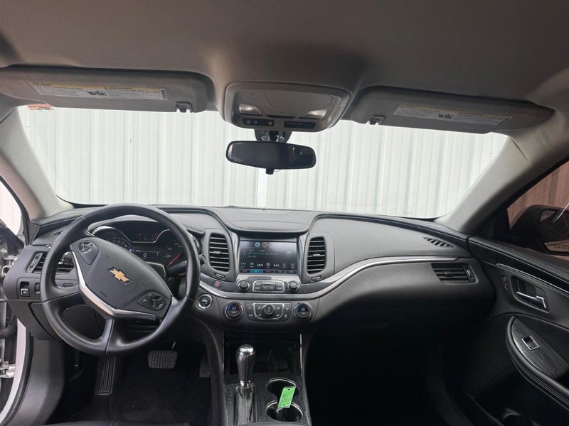 Chevrolet Impala Vehicle Full-screen Gallery Image 10