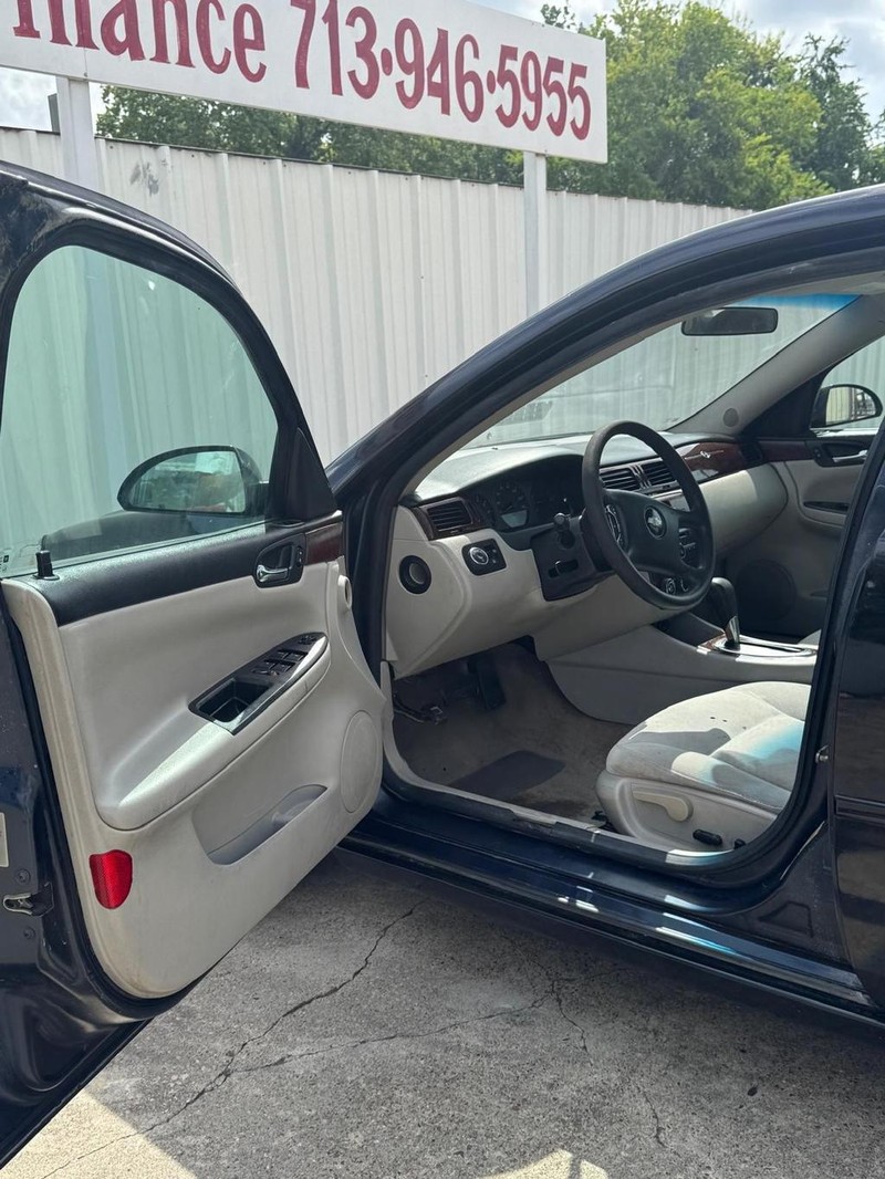 Chevrolet Impala Vehicle Full-screen Gallery Image 09