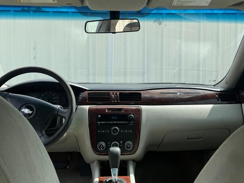 Chevrolet Impala Vehicle Full-screen Gallery Image 10