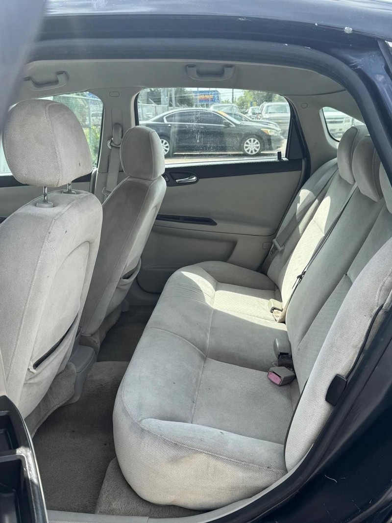 Chevrolet Impala Vehicle Full-screen Gallery Image 12