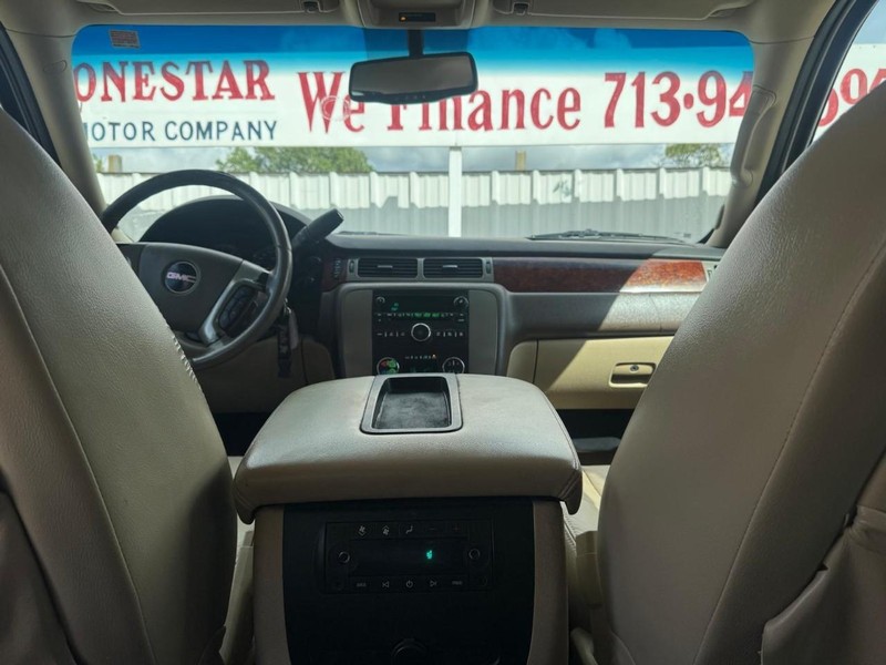 GMC Yukon Vehicle Full-screen Gallery Image 10