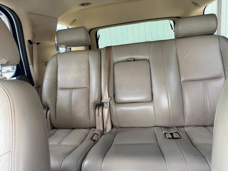 GMC Yukon Vehicle Full-screen Gallery Image 11