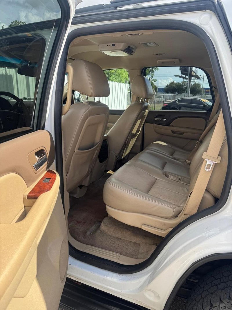 GMC Yukon Vehicle Full-screen Gallery Image 12