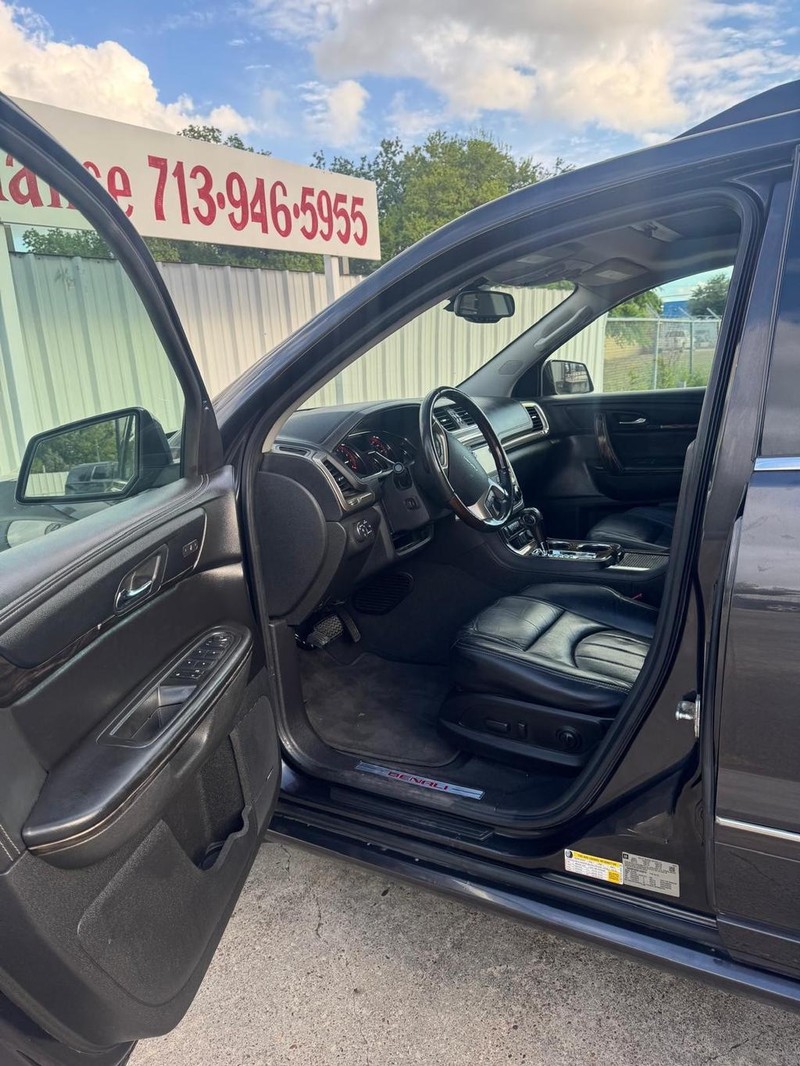 GMC Acadia Vehicle Full-screen Gallery Image 09