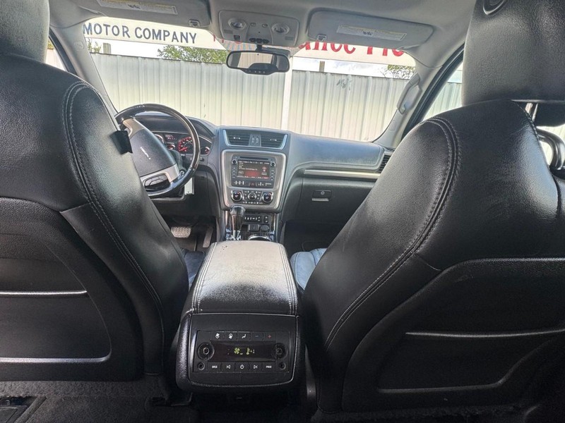 GMC Acadia Vehicle Full-screen Gallery Image 10