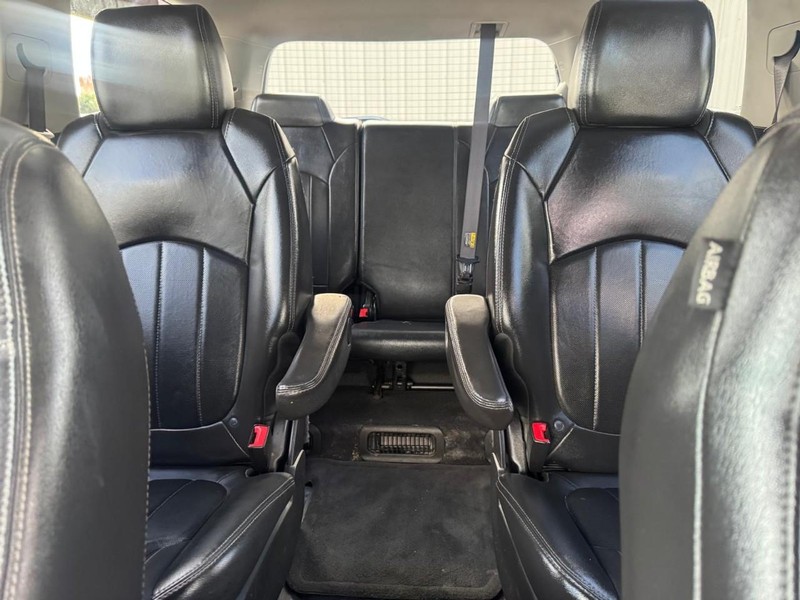 GMC Acadia Vehicle Full-screen Gallery Image 11