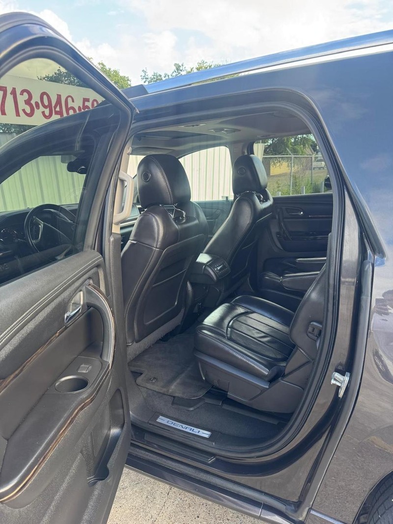 GMC Acadia Vehicle Full-screen Gallery Image 12